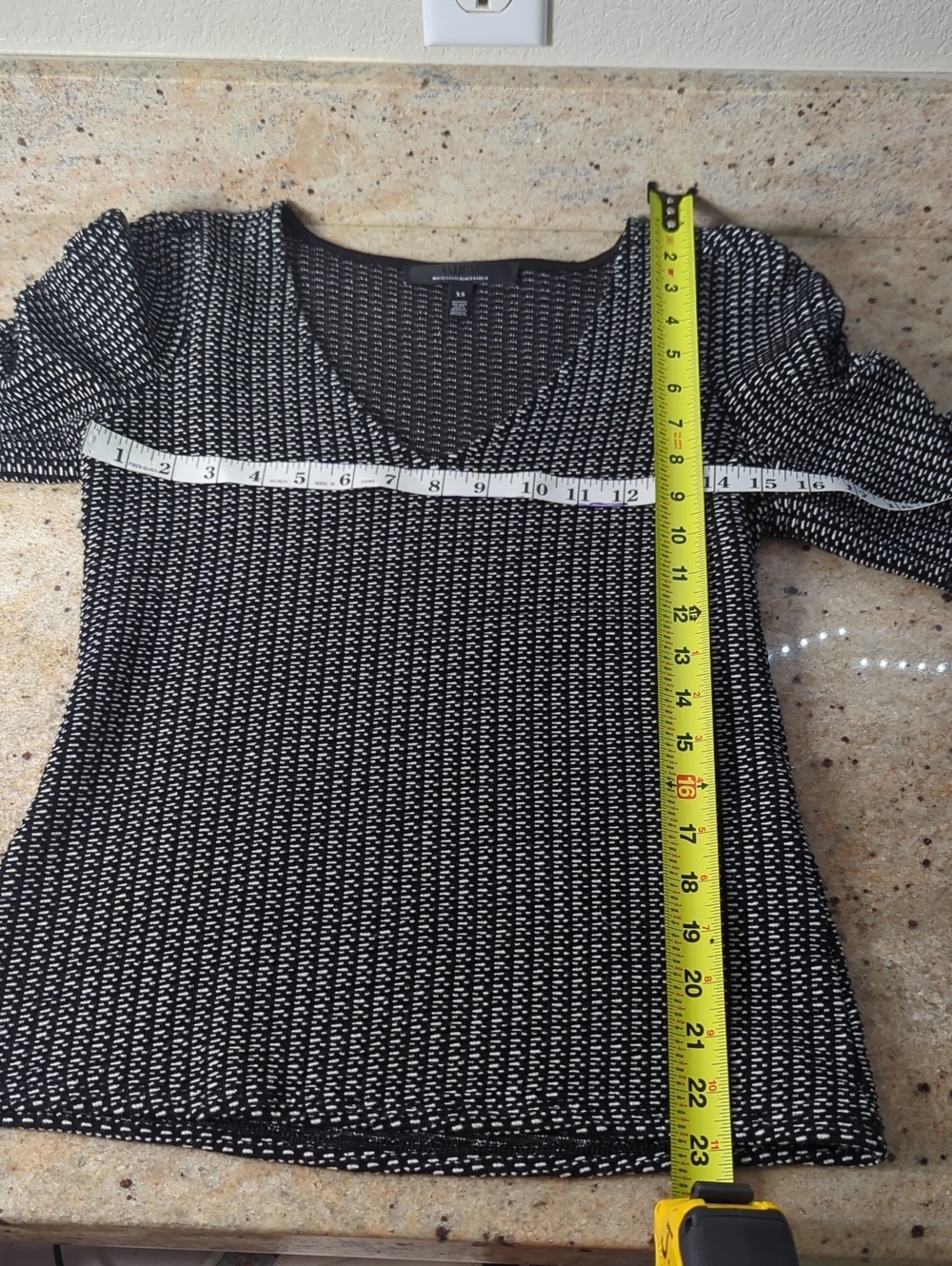 White House Black Market WHBM Black White Textured V-Neck Top Size XS - Picture 7 of 7